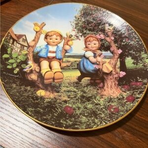 Apple Tree Boy & Girl Hummel Plate. Vintage 1989. 8”
